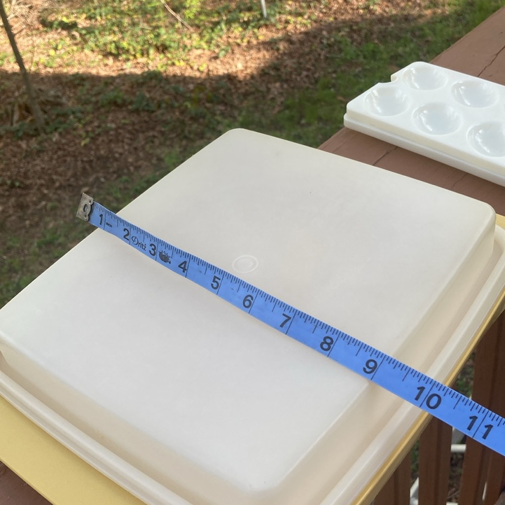 Tupperware covered serving tray - Picture 9 of 9